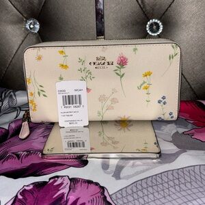 Coach Accordion Zip Wallet in Chalk/Multi with Wildflower Print